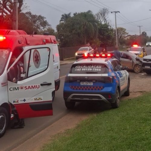Colisão entre dois carros deixa uma pessoa ferida em Carambeí