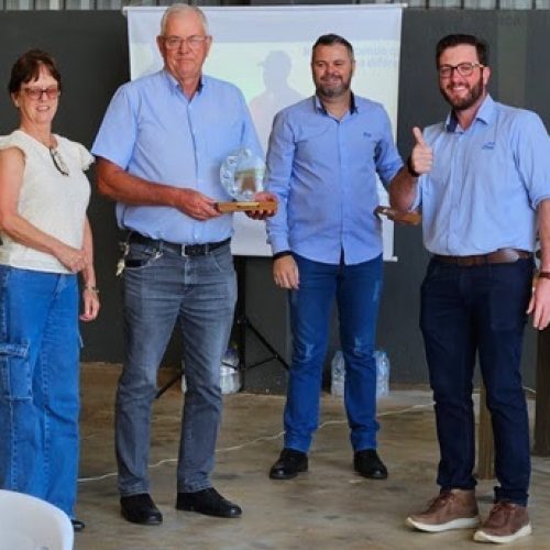 Cooperados da Frísia recebem troféu do programa Fazenda Sustentável