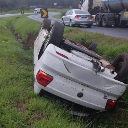 Capotamento mobiliza resgate na PR-151, em Carambeí