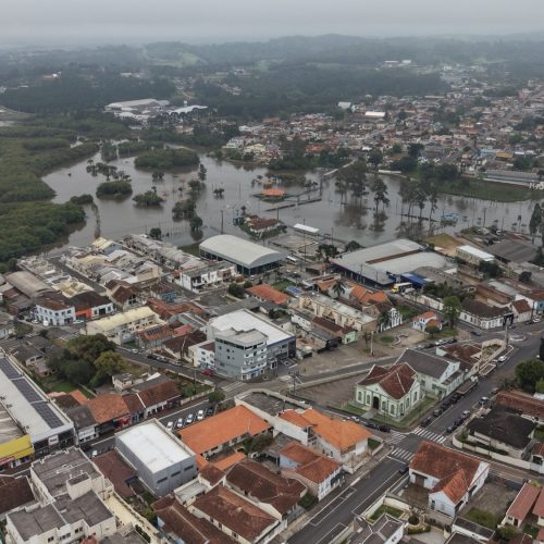 Simepar emite alerta de risco moderado a alto para tempestades; nível do Rio Iapó segue em queda