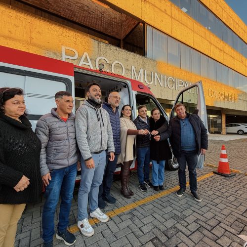 Elisangela e Aliel entregam veículos e autorizam novas obras em Carambeí