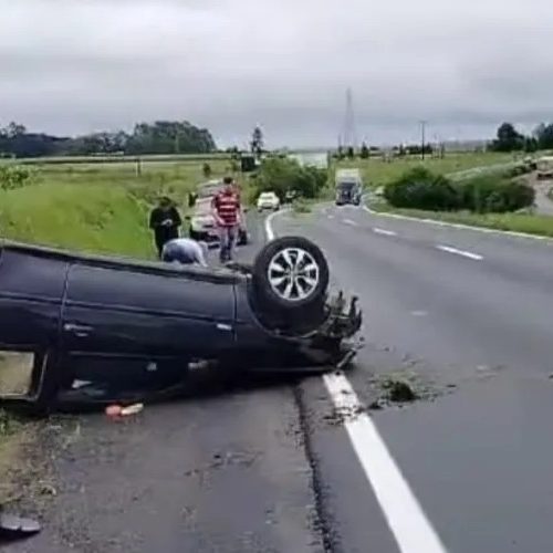 Capotamento na PR-151 deixa condutora com ferimentos leves em Carambeí