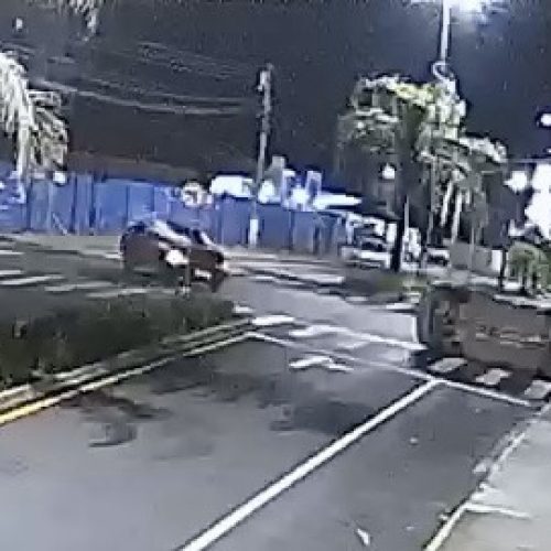 Carro tomba após colisão na Avenida do Ouro, em Carambeí