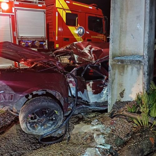 Estudante em fuga fica gravemente ferido ao bater carro em poste no PR