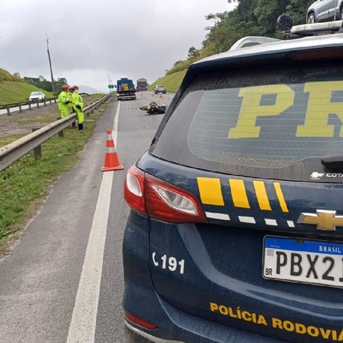 Motociclista morre ao bater em traseira de caminhão no PR