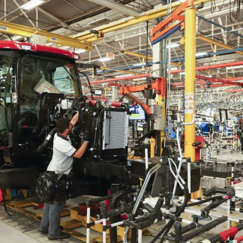 Governador Carlos Massa Ratinho Junior durante visita a fábrica da New Holland. - Curitiba, 25/05/2019 - Foto: Rodrigo Félix Leal/ANPr