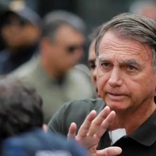 Bolsonaro recebe alta e chega em casa para cumprir prisão domiciliar