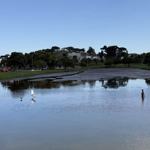 Parque Lacustre recebe revitalização para recuperação dos lagos e controle do nível da água