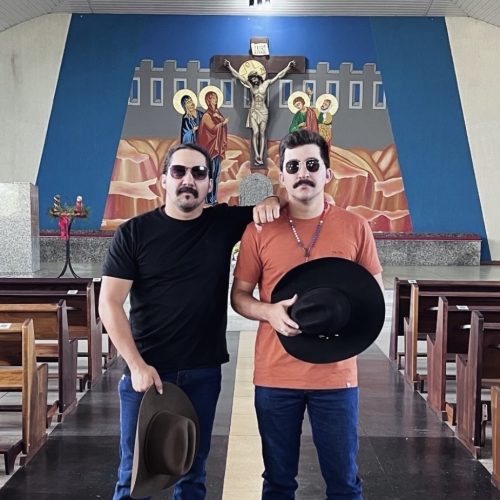 Antes do show, João Nelore & Texano fazem visita à igreja matriz de Carambeí