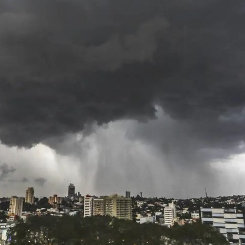 Após dias de sol, alerta de tempestade volta ao Paraná com granizo e ventos fortes