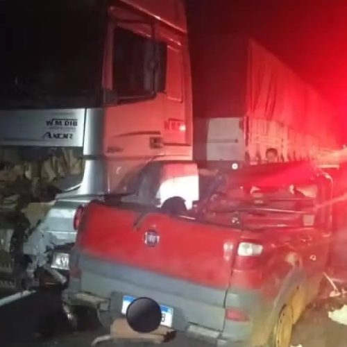 Acidente entre carros mata dois homens e deixa seis feridos