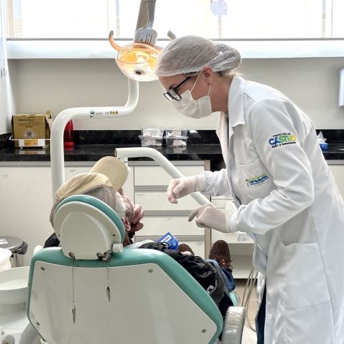 Castro entrega 100 novas próteses dentárias em mutirão para pacientes