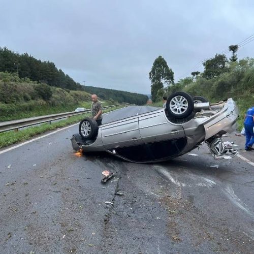 Criança é ejetada após carro capotar em grave acidente&nbsp;no PR