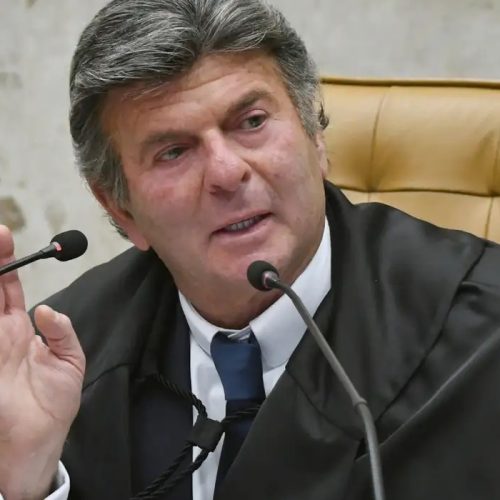 Fux suspende decisão de Dino que restabelecia posts de Nossa Senhora