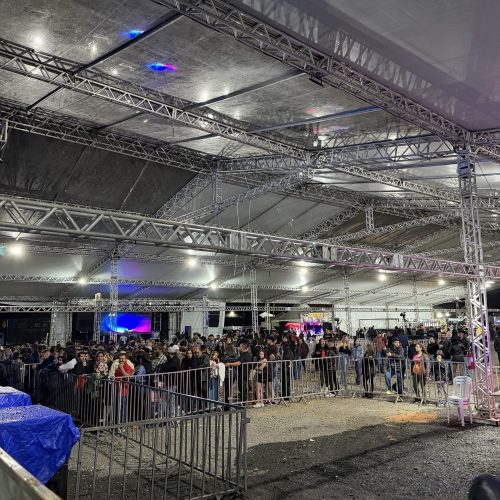 Espaço coberto garante conforto ao público no show de Marcos & Belutti em Carambeí