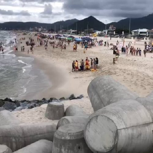 Três jovens morrem afogados nas praias do Paraná em minutos