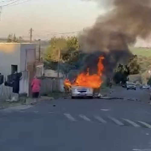 Carro explode e mobiliza bombeiro na rua das Bromélias, em Carambeí