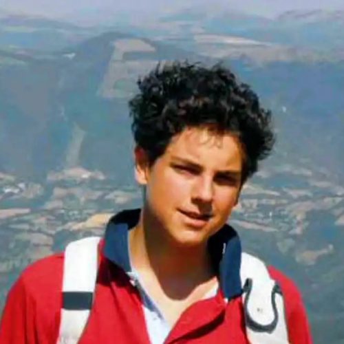 Canonização do 1º santo millennial ocorre neste domingo no Vaticano