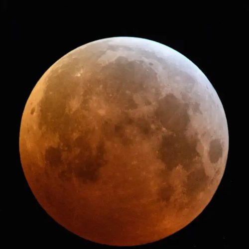 Lua de sangue: eclipse lunar total ocorre neste domingo