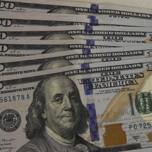 Dólar cai a R$ 5,13, e bolsa recua em dia de ajuste no mercado