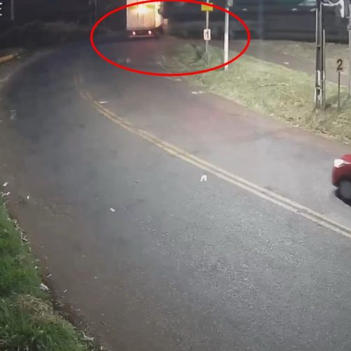 Caminhão com 16 trabalhadores é atingido por trem em cruzamento no PR