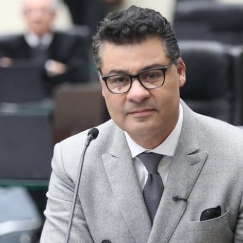 Projeto de lei prevê punições para quem danificar ou ocultar placas de obras públicas no Paraná