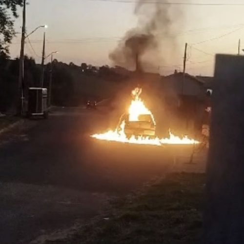 Carro é incendiado em Carambeí: Defesa Civil e Polícia Militar atuam na ocorrência