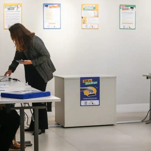 Colinha em papel e sem celular: saiba o que pode entrar na cabine