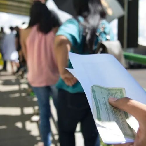 Eleições 2026: camiseta, adesivo, bandeira: o que pode usar para votar