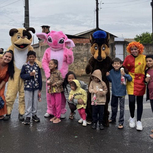 Grupo Cachorro Loko leva doces às crianças de Castro em comboio de motos nesta segunda-feira