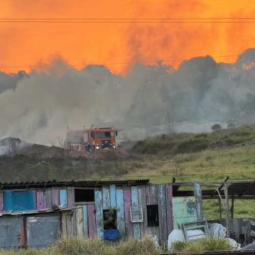 Defesa Civil de Carambeí combate incêndio em vegetação na Vila Mariane