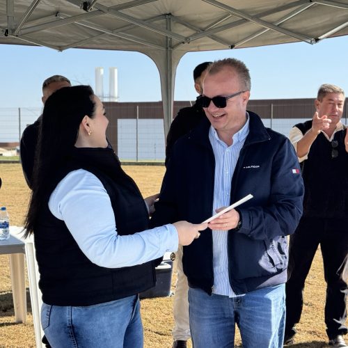 Elisangela assina ordem de serviço para pavimentação da Estrada do Areião, em Carambeí