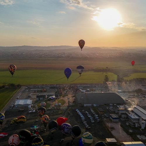 Com balões colorindo o céu, Castro dá as boas-vindas ao Festival da Primavera
