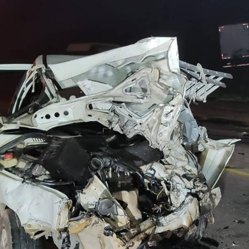 Motorista morre ao bater carro em caminhão no Paraná