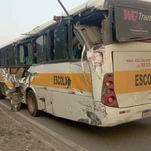 Ônibus com 21 pacientes sofre acidente com caminhão na BR-277