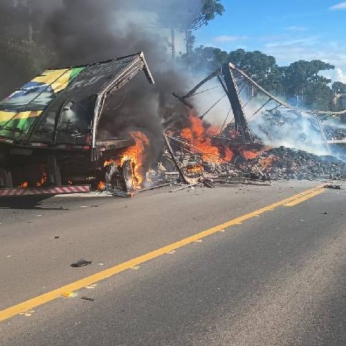 Caminhões pegam fogo após batida em grave acidente na BR-373