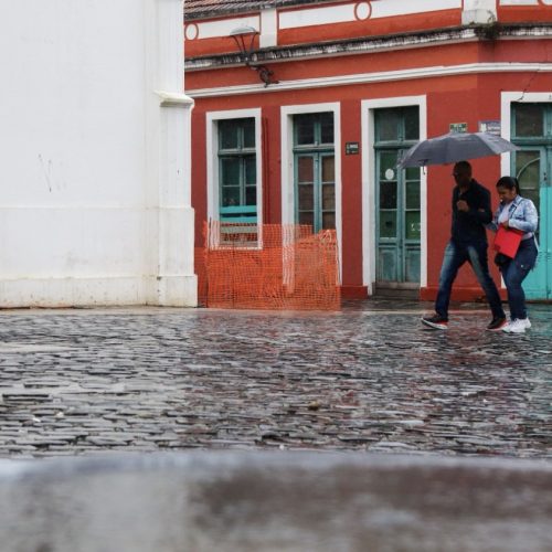 Nova frente fria traz chuva e reduz temperaturas no Paraná nesta semana, prevê Simepar