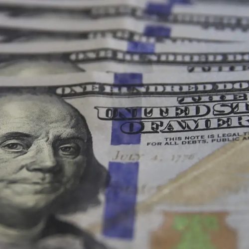 Dólar cai para R$ 5,07, no menor nível em um mês