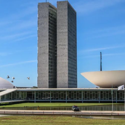 Senado aprova pena maior a quem fornecer drogas ou bebidas a menores