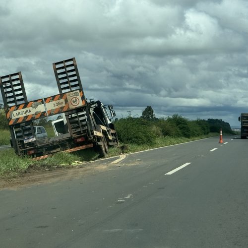 Caminhão sai de pista na PR-151, em Carambeí