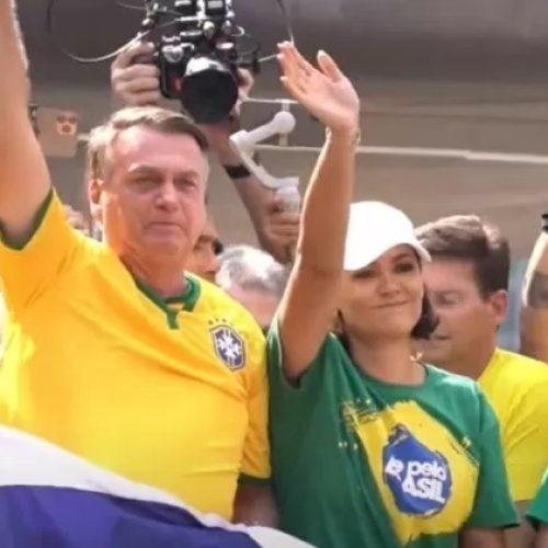 Michelle Bolsonaro se emociona ao ver multidão na Paulista