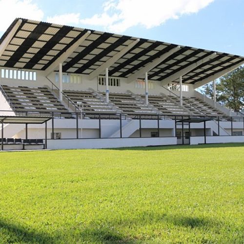 Estádio Municipal do Caramuru recebe troca completa do gramado, com investimento de R$ 400 mil em Castro