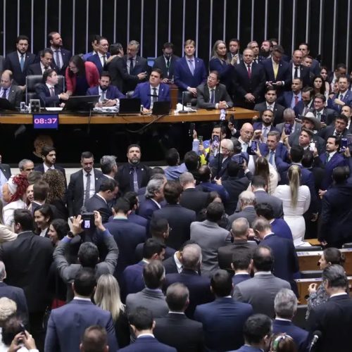 Câmara aprova urgência para projeto de anistia a golpistas