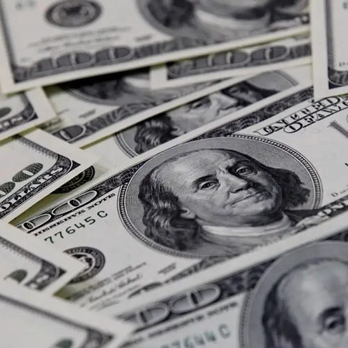 Dólar sobe para R$ 5,66 com medidas sobre IOF