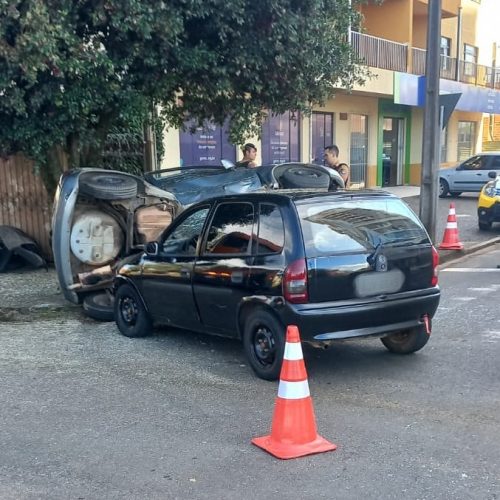 Colisão entre dois carros mobiliza resgate em Carambeí