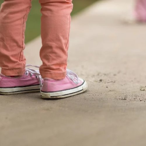 Mãe é presa ao esconder crack na boca da filha de sete anos