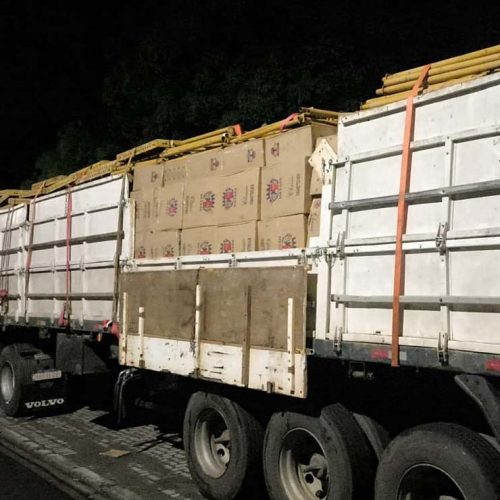 PM apreende caminhão com cigarros contrabandeados no PR