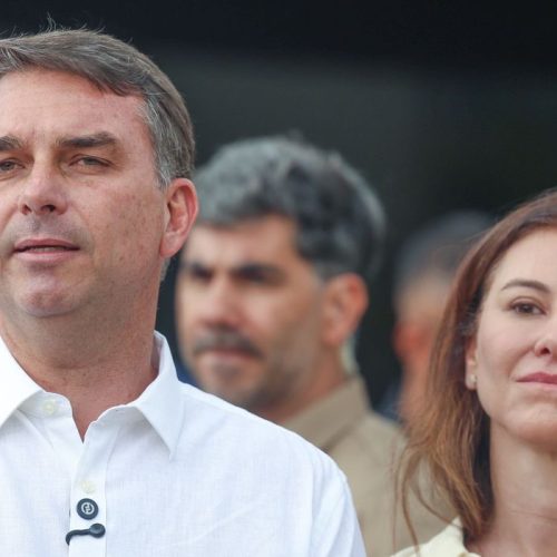 Flávio Bolsonaro participa de missa na Catedral de Brasília