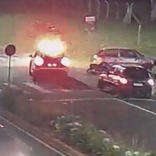 VÍDEO: Motociclista se envolve em acidente após manobra arriscada em Carambeí