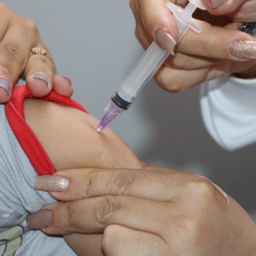 Saúde inicia vacinação contra a gripe em escolas e Cmeis de Castro